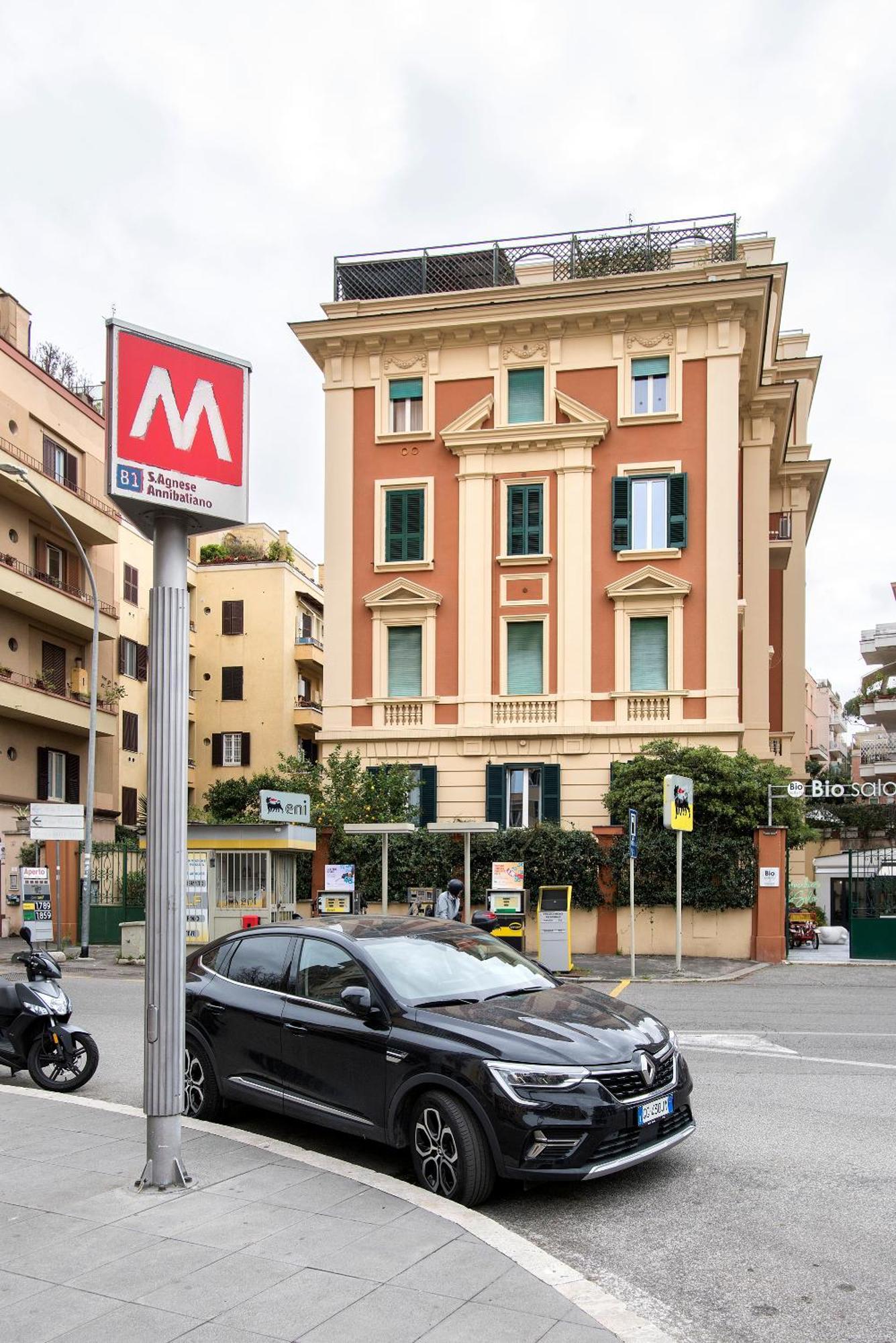 Sant'agnese Metro Apartment