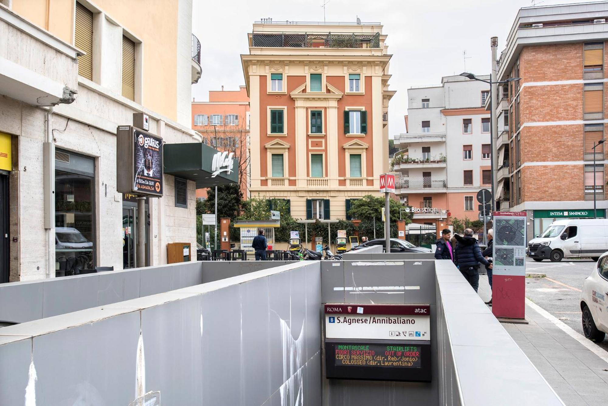 Sant'agnese Metro Apartment